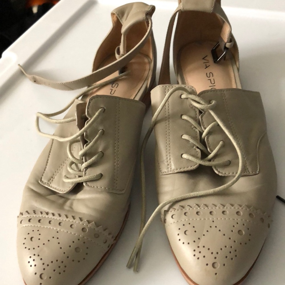 Via spiga taupe flats